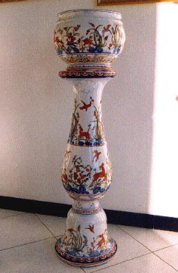 Ceramiche d-Arte di Albisola - Colonna in maiolica completa di
portavaso decorata in calligrafico. 